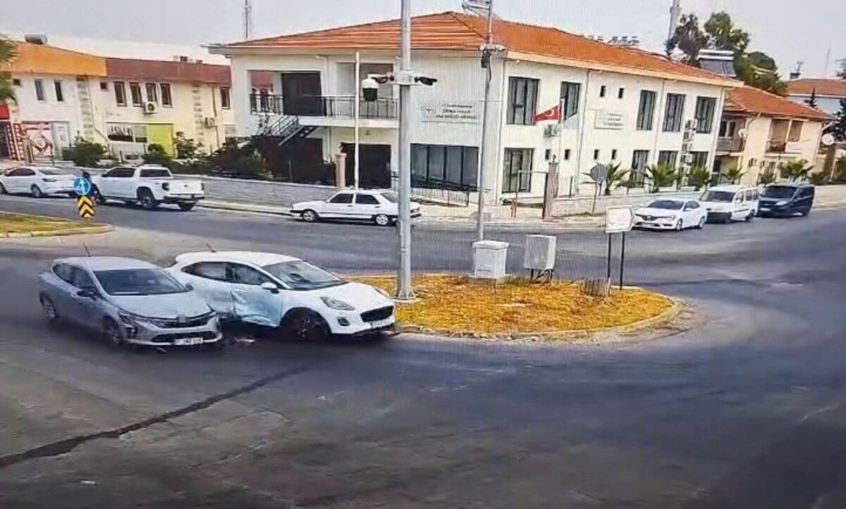 Antalya’nın Manavgat ilçesinde 2 otomobilin kavşakta çarpışması sonucu meydana gelen