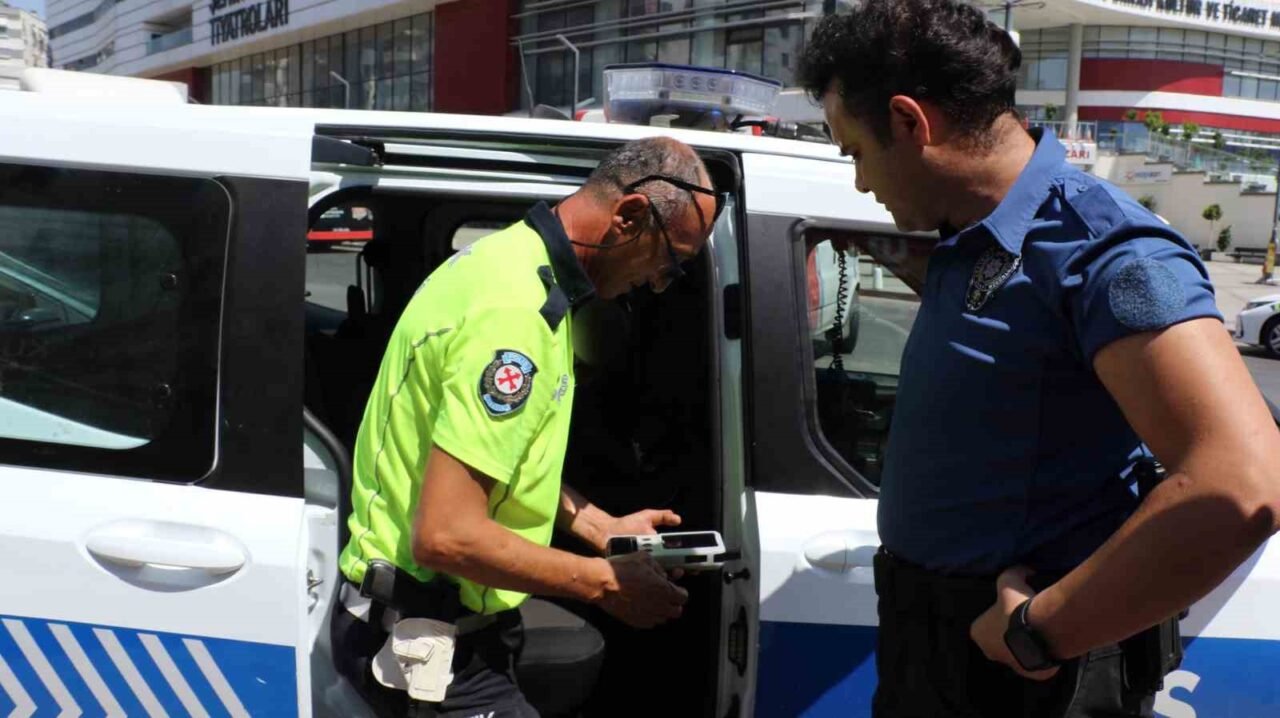 Antalya’da polisin ’dur’ ihtarına uymayarak kaçan sürücü, yaklaşık 300 metre