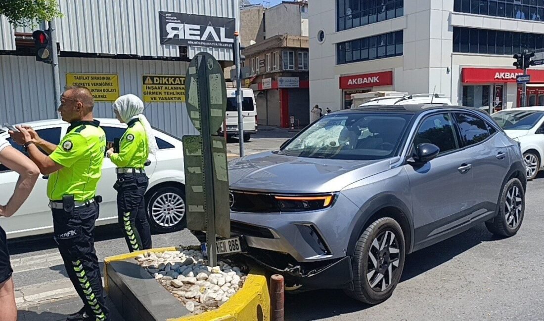 Antalya’nın Manavgat ilçesinde refüje çarpan otomobilin sürücüsü yaralanırken, kaza anı
