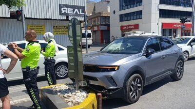 Antalya’nın Manavgat ilçesinde refüje çarpan otomobilin sürücüsü yaralanırken, kaza anı