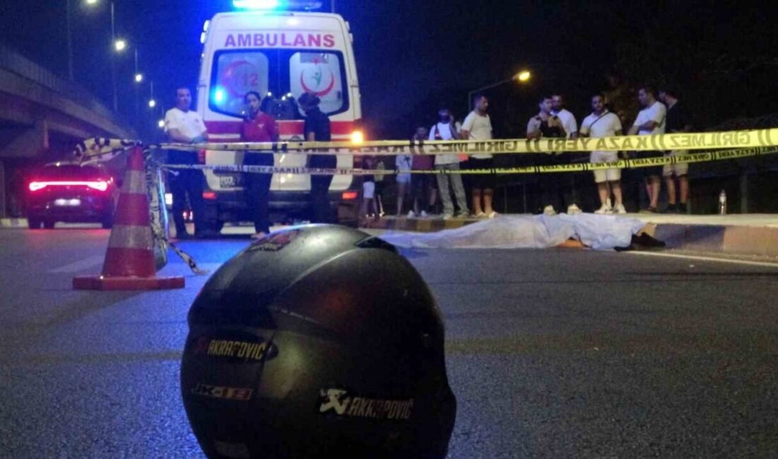 Antalya’da seyir halindeki motosikletin kontrolden çıkması sonucu düşerek başını kaldırıma