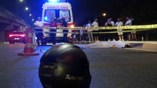 Antalya’da seyir halindeki motosikletin kontrolden çıkması sonucu düşerek başını kaldırıma