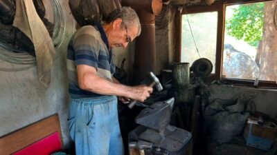 Serik’in Deniztepesi Mahallesi’nde yaşayan Durmuş Uslu, yarım asırdır kendi atölyesinde