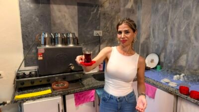 16 yıl turizmde çalışan Berna Konuk, Serik Atatürk Caddesi’nde çay