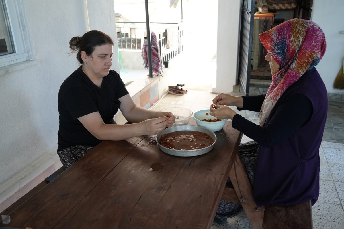 Serikli kadınlar imece usulüyle kuru incirleri ayıkladı