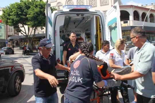 Antalya’nın Serik ilçesinde hafif ticari araç ile motosikletin çarpışması sonucu