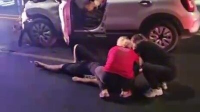 Antalya’nın Serik ilçesinde otomobil ile turist taşıyan VIP minibüs kafa
