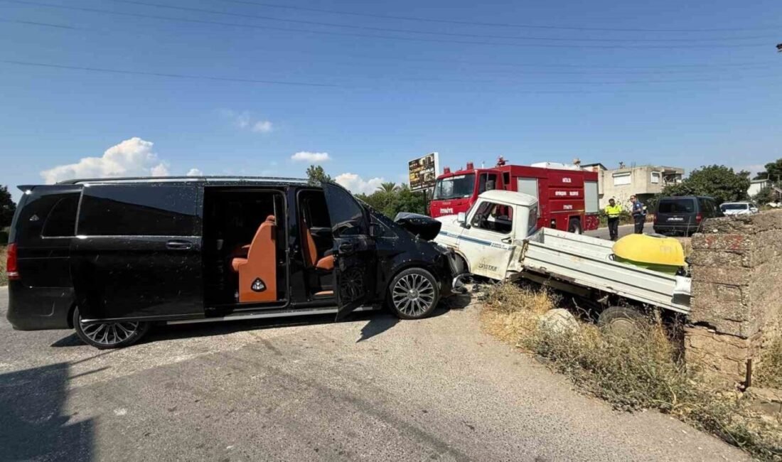 Antalya’nın Serik ilçesinde VIP minibüs ile kamyonetin çarpışması sonucu meydana