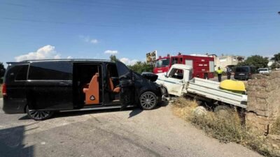 Antalya’nın Serik ilçesinde VIP minibüs ile kamyonetin çarpışması sonucu meydana