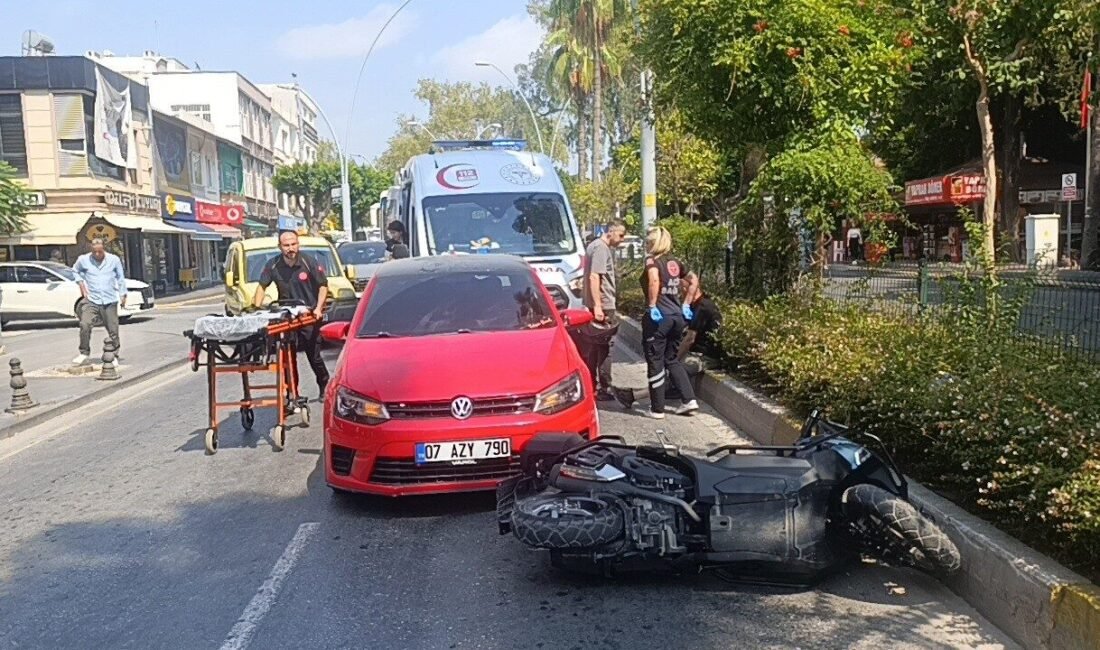 Antalya’nın Manavgat ilçesinde kontrolsüz şekilde şerit değiştiren otomobilin aynı istikamette