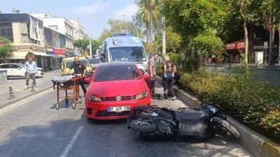 Antalya’nın Manavgat ilçesinde kontrolsüz şekilde şerit değiştiren otomobilin aynı istikamette
