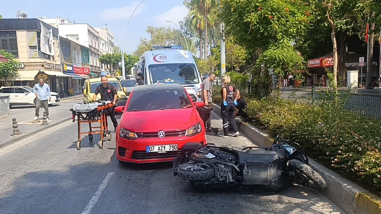 Şerit değiştiren otomobil, motosiklete arkadan çarptı