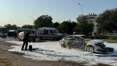 Seyir halindeyken aniden alev alan otomobildeki 4 kişi yaralandı; Serik’te
