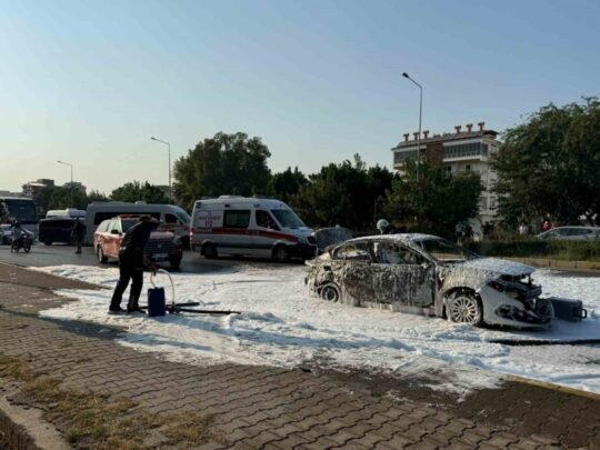 Seyir halindeyken aniden alev alan otomobildeki 4 kişi yaralandı; Serik’te