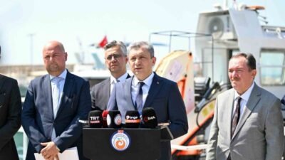 Antalya Valisi Hulusi Şahin, kentin farklı sahillerinde görülen plastik atıklar