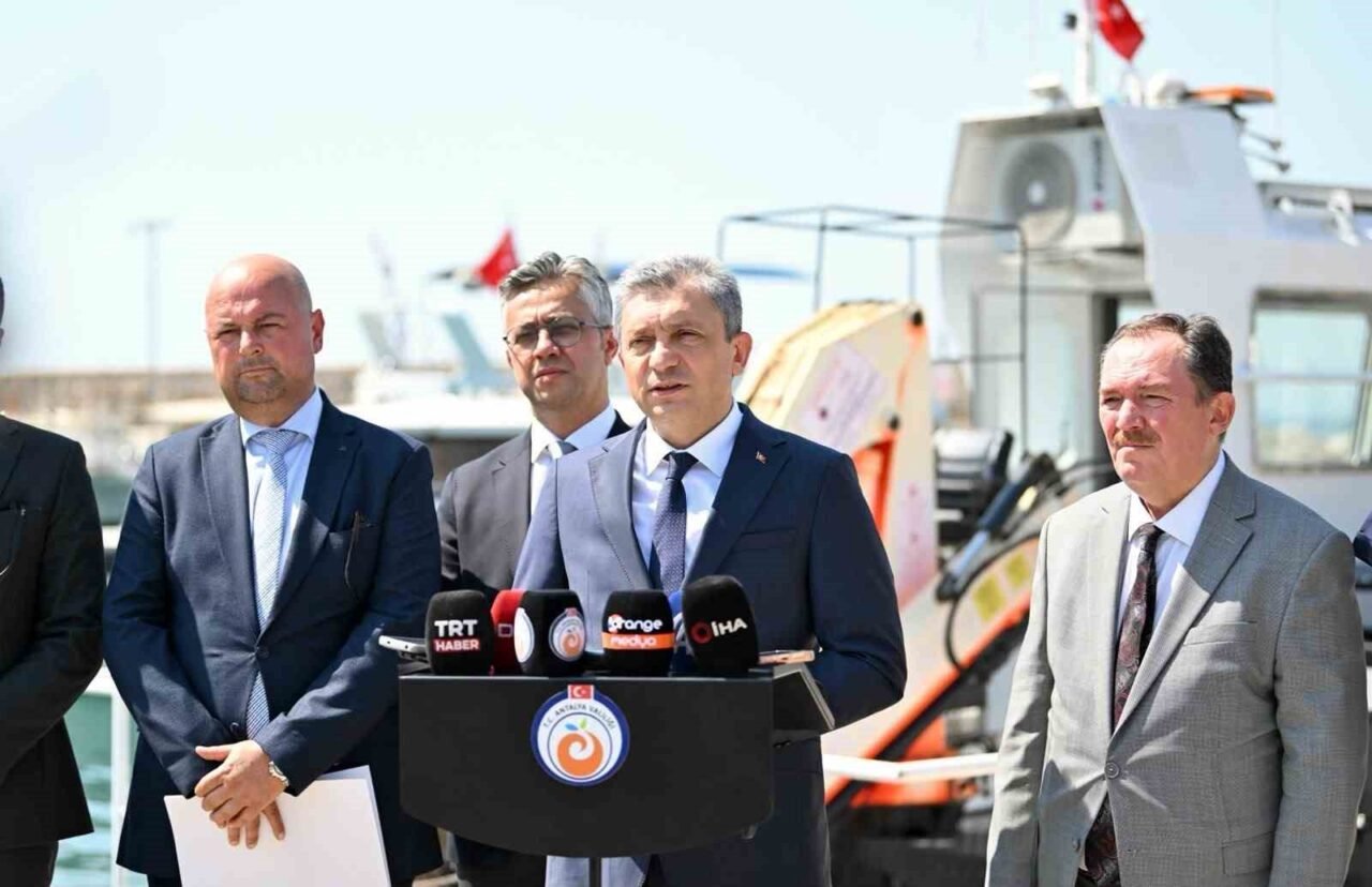 Antalya’da deniz çöpü toplama çalışması: 27 m³ atık 10 günde toplandı