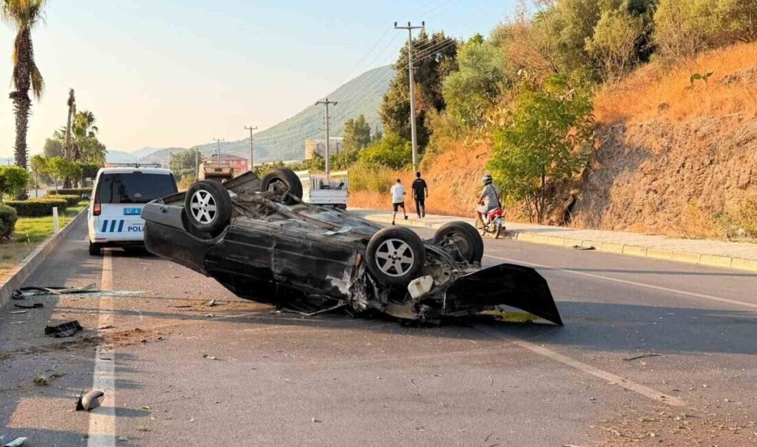 Antalya’nın Gazipaşa ilçesinde kontrolden çıkan otomobilin takla atarak palmiye ağacına