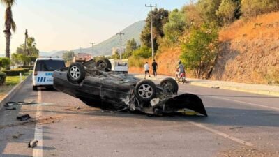 Antalya’nın Gazipaşa ilçesinde kontrolden çıkan otomobilin takla atarak palmiye ağacına