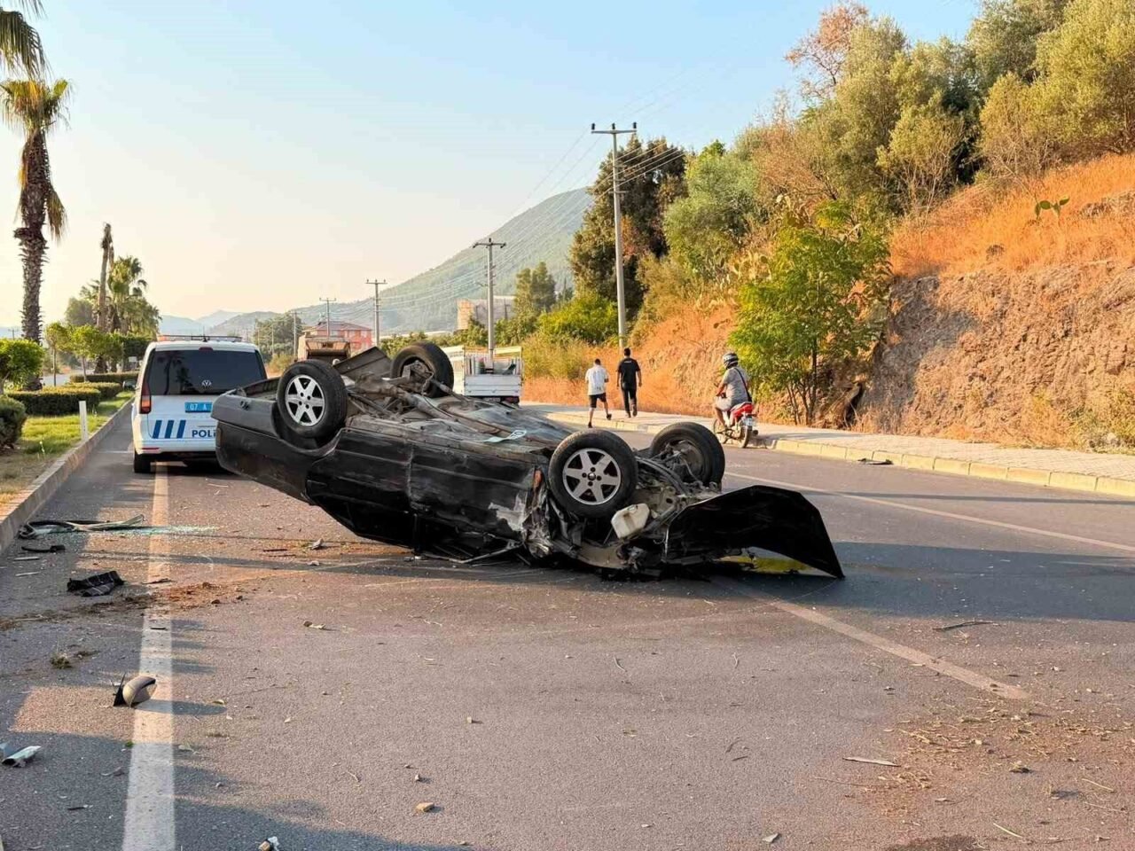 Antalya’nın Gazipaşa ilçesinde kontrolden çıkan otomobilin takla atarak palmiye ağacına