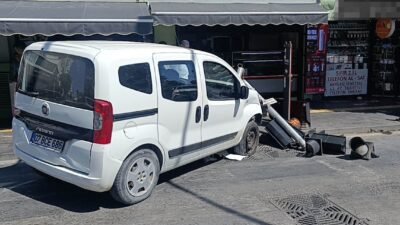Antalya’nın Manavgat ilçesinde kırmızı ışık ihlali yapan hafif ticari aracın