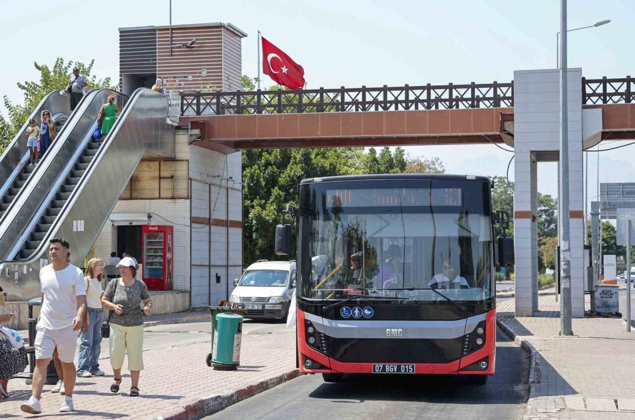 Toplu taşıma araçlarının durakta bekleyen yolcuyu almadan geçme hakkı yok;