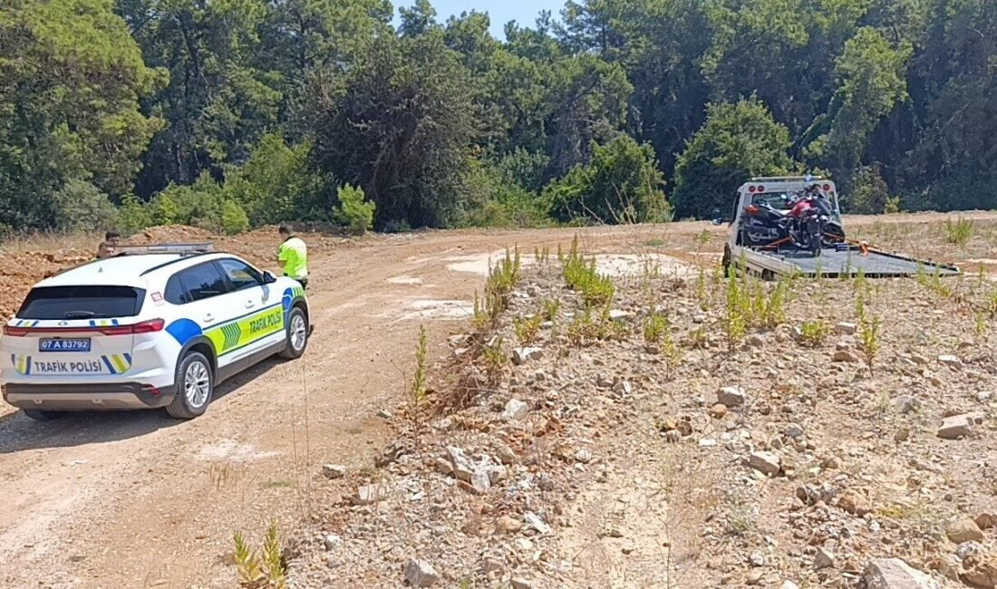 Antalya’nın Manavgat ilçesinde trafik uygulamasını gören kasksız motosiklet sürücüsü, plakasız