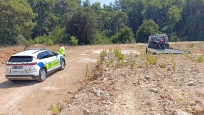 Antalya’nın Manavgat ilçesinde trafik uygulamasını gören kasksız motosiklet sürücüsü, plakasız
