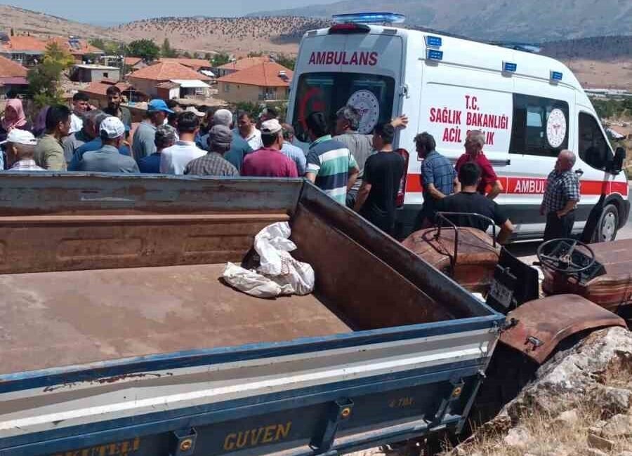 Antalya’nın Korkuteli ilçesinde tır ile traktörün çarpışması sonucu meydana gelen