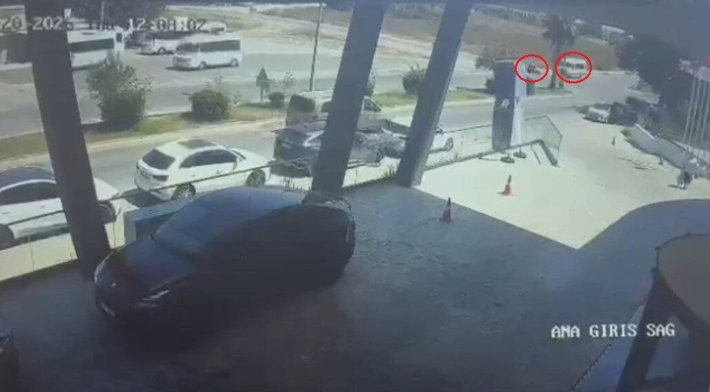 Antalya’nın Manavgat ilçesinde tur minibüsü ile motosikletin çarpışması sonucu meydana
