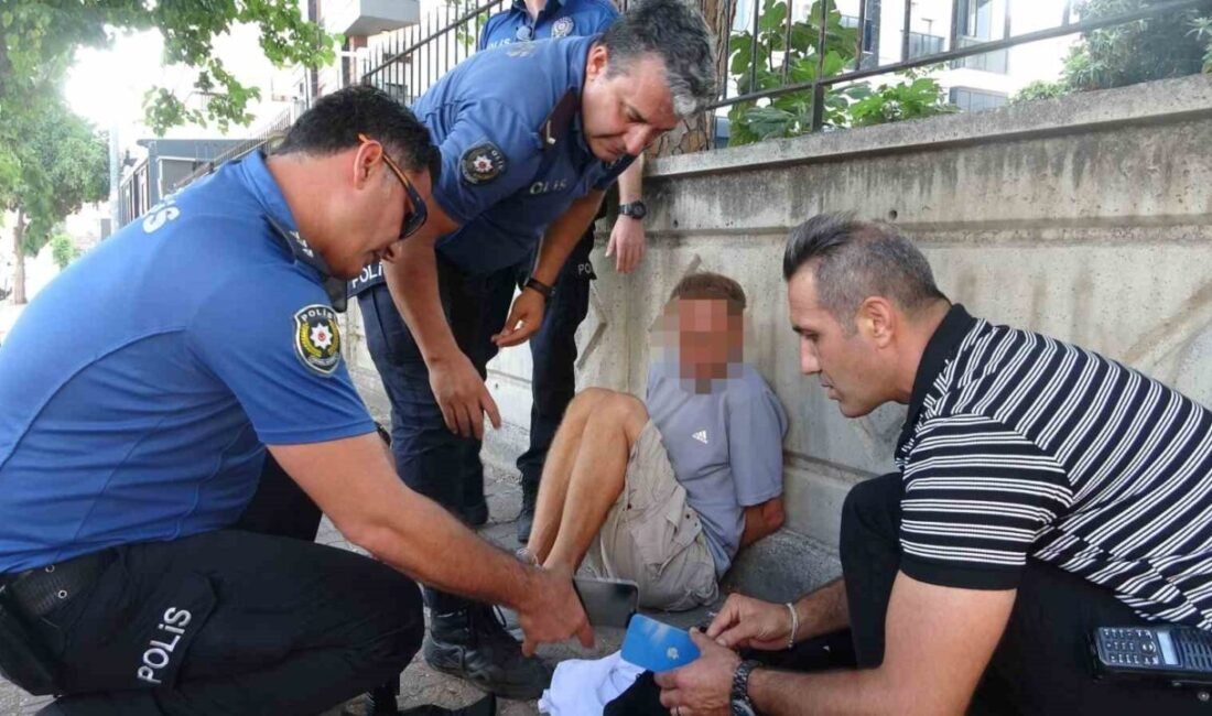 Antalya’nın dünyaca ünlü Konyaaltı Sahili’nde denize giren yabancı turistlerin çanta