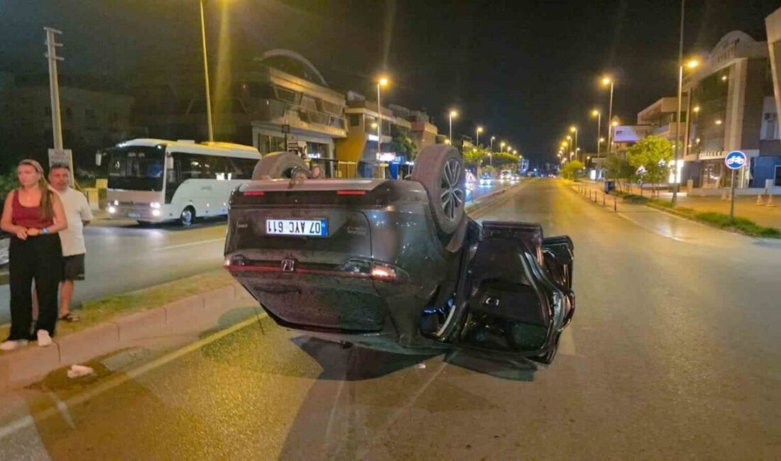Antalya’nın Muratpaşa ilçesinde virajı alamayan otomobil kontrolden çıkarak park halindeki