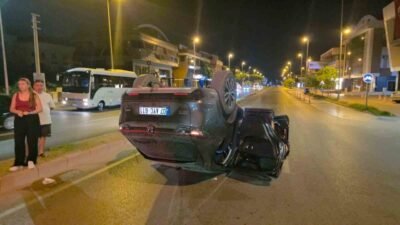 Antalya’nın Muratpaşa ilçesinde virajı alamayan otomobil kontrolden çıkarak park halindeki