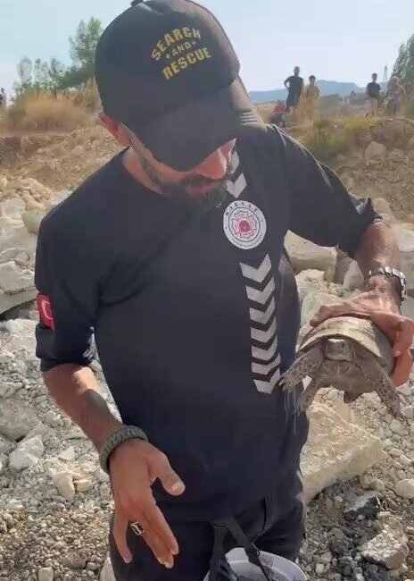 Antalya’nın Kaş ilçesindeki orman yangınına müdahale eden ekipler, vatandaşların yanı