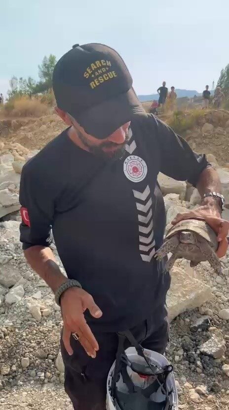 Antalya’nın Kaş ilçesindeki orman yangınına müdahale eden ekipler, vatandaşların yanı
