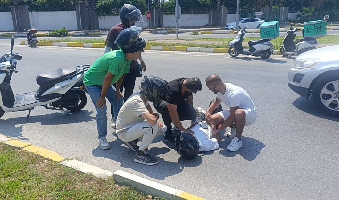 Antalya’nın Manavgat ilçesinde siren çalarak gelen itfaiye aracına yol vermek