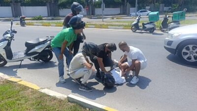 Antalya’nın Manavgat ilçesinde siren çalarak gelen itfaiye aracına yol vermek