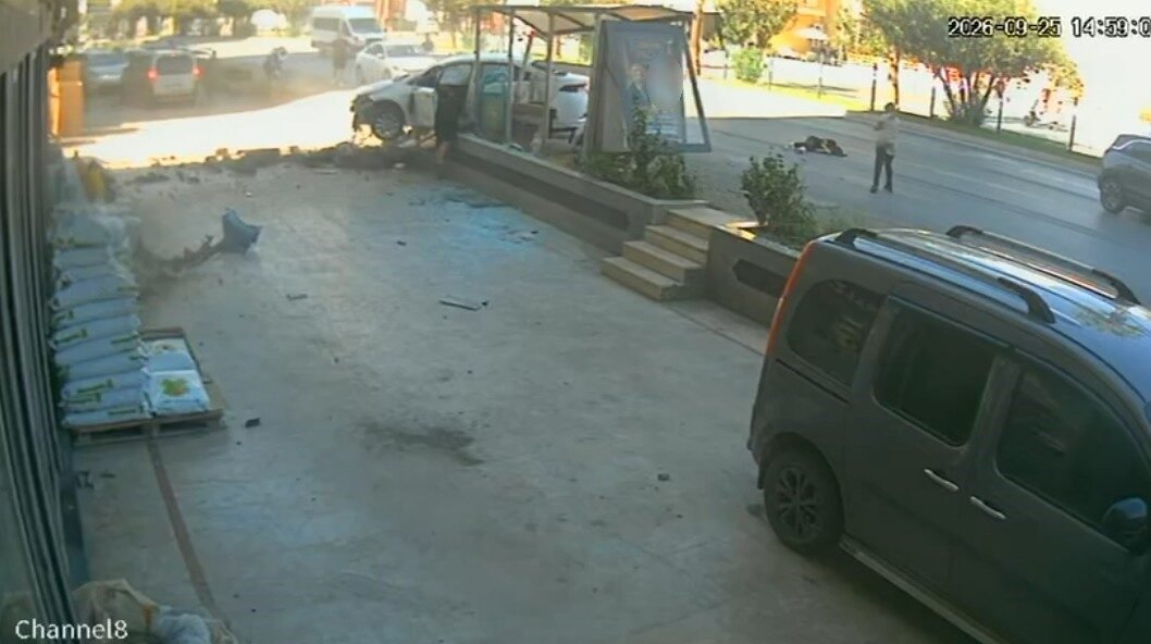 Antalya’nın Alanya ilçesinde kontrolden çıkan otomobilin önce yolun karşısına geçmeye