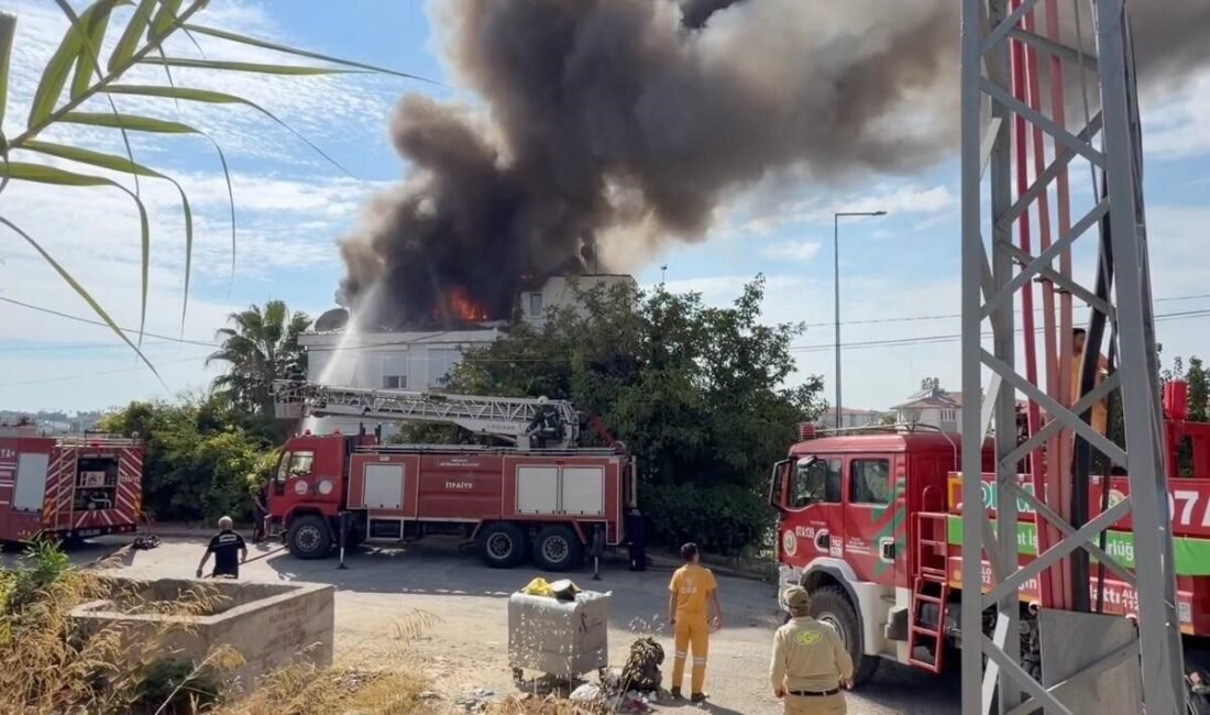 Antalya’nın Manavgat ilçesinde 4 katlı binanın çatı katında çıkan yangın,