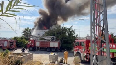 Antalya’nın Manavgat ilçesinde 4 katlı binanın çatı katında çıkan yangın,