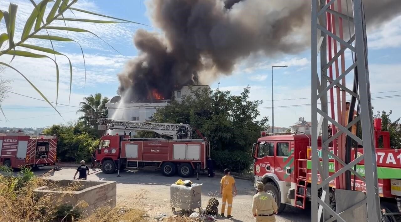Antalya’nın Manavgat ilçesinde 4 katlı binanın çatı katında çıkan yangın,