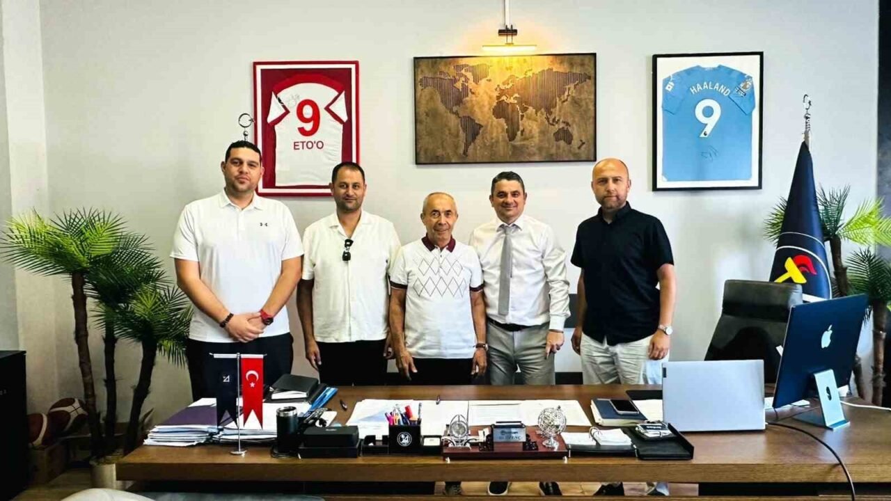Antalya’da, 77 yaşında triatlona devam eden ve yaşam boyu sporu