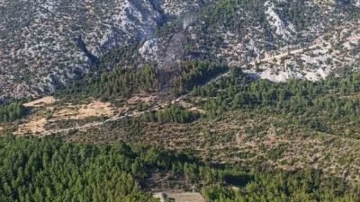 Antalya’nın Akseki ilçesinde çıkan orman yangınına havadan ve karadan yapılan