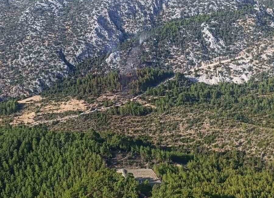 Antalya’nın Akseki ilçesinde çıkan orman yangınına havadan ve karadan yapılan