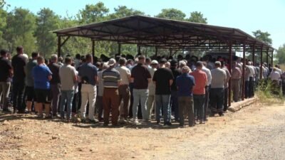 Antalya’nın Aksu ilçesinde devam eden yangında Yeşilkaraman Mahallesi’ni saran alevler