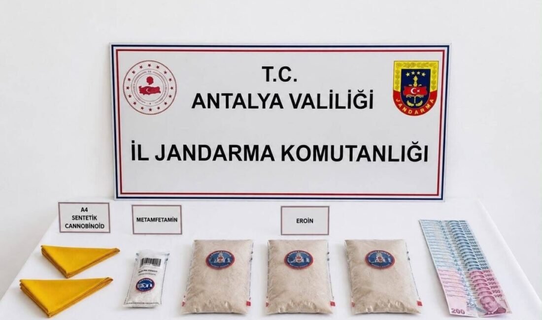 Antalya’nın Aksu ilçesinde jandarma ekiplerinin düzenlediği uyuşturucu operasyonunda, 1 kilo