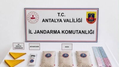 Antalya’nın Aksu ilçesinde jandarma ekiplerinin düzenlediği uyuşturucu operasyonunda, 1 kilo