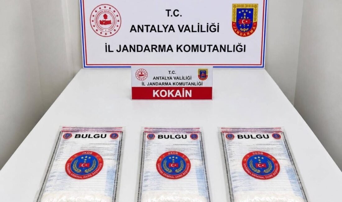Antalya’nın Aksu ilçesinde bir araçta 2 kilo 750 gram kokain