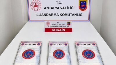 Antalya’nın Aksu ilçesinde bir araçta 2 kilo 750 gram kokain