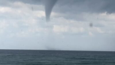 Antalya’nın Alanya ilçesi açıklarında sabah saatlerinde oluşan hortum, bir süre