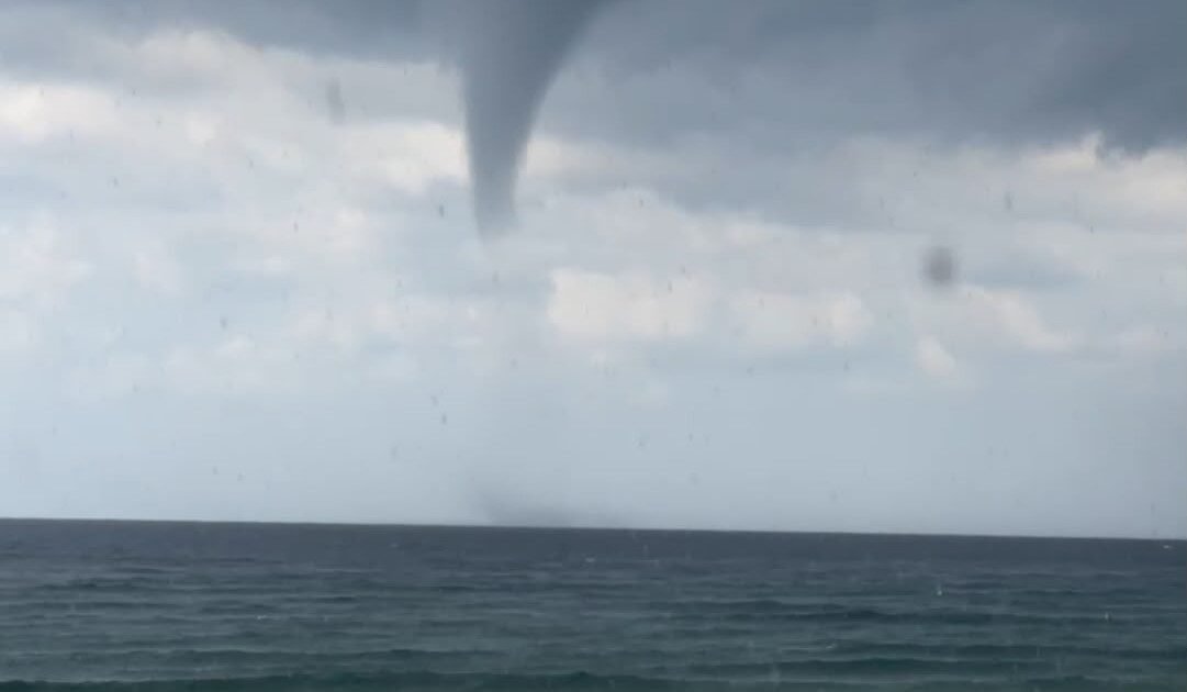 Antalya’nın Alanya ilçesi açıklarında sabah saatlerinde oluşan hortum, bir süre